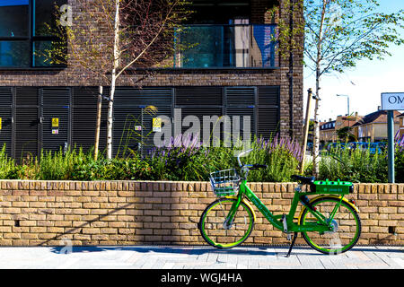 Vélo électrique E-lime garée dans la rue, Londres, UK Banque D'Images