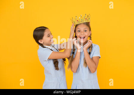 Norme plus. vintage in gold crown. motivation pour être le meilleur. les petites filles d'imaginer qu'ils princesse égoïste. succès récompense. Enfance heureuse amitié. prom queen. look rétro d'enfants égoïstes. Banque D'Images