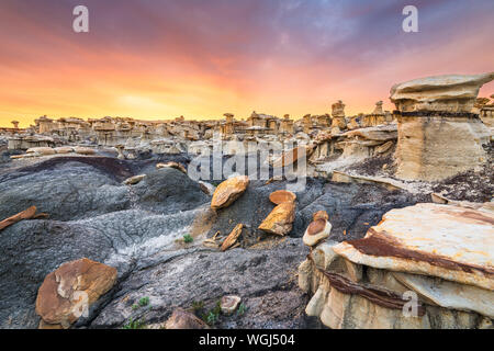 Bisti/De-Na-Zin Désert, New Mexico, USA à La Vallée des rêves après le coucher du soleil. Banque D'Images