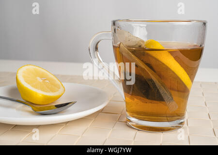 Thé noir au citron comme un remède naturel pour la grippe ou le froid. L'automne ou de l'automne ou à une maladie. Banque D'Images