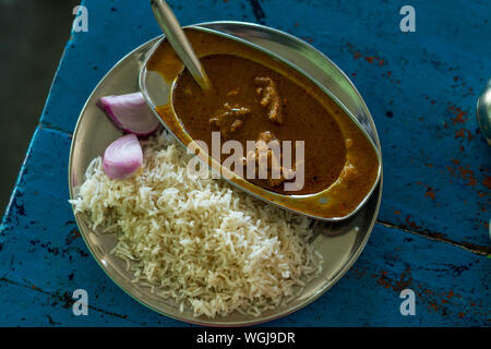 Indian curry de mouton avec du riz à l'échelle locale dans les Himalaya - dhaba Banque D'Images