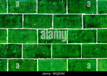 Les carreaux de céramique verte sur un mur extérieur (Abbey Arms pub, Abbey Wood Village, UK) Banque D'Images