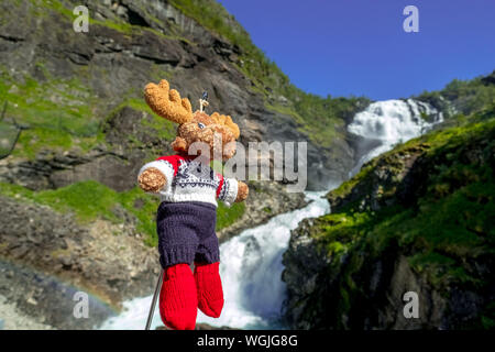 Cascade Kjosfossen, mascot moose en face de cascade, montagne, roche, prairie, ciel, Fureberget, Flåm, Sogn og Fjordane, Norvège, Scandinavie, Banque D'Images