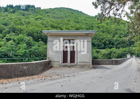 Pavana dam lake avec station d'énergie hydroélectrique en Emilie-Romagne, Toscane, Italie. Banque D'Images