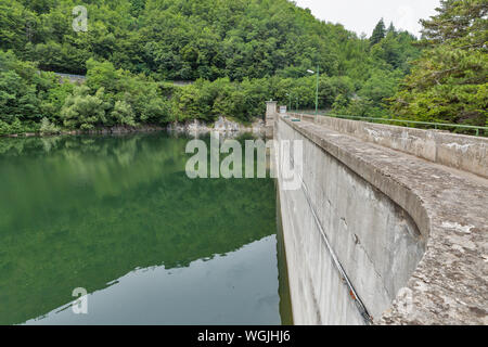 Pavana dam lake avec station d'énergie hydroélectrique en Emilie-Romagne, Toscane, Italie. Banque D'Images