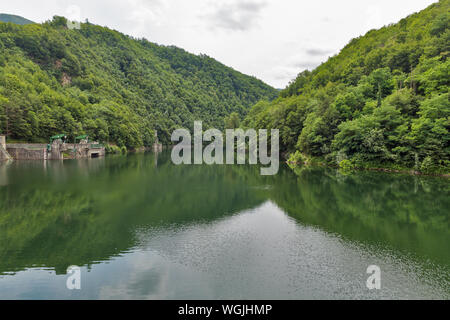 Pavana dam lake avec station d'énergie hydroélectrique en Emilie-Romagne, Toscane, Italie. Banque D'Images