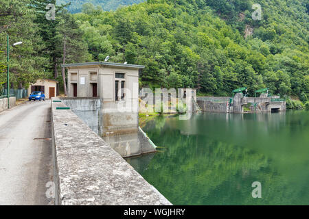 Pavana dam lake avec station d'énergie hydroélectrique en Emilie-Romagne, Toscane, Italie. Banque D'Images