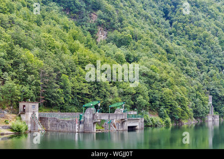 Pavana dam lake avec station d'énergie hydroélectrique en Emilie-Romagne, Toscane, Italie. Banque D'Images