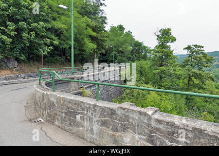 Le barrage du lac Pavana avec station d'énergie hydroélectrique en Emilie-Romagne, Toscane, Italie. Banque D'Images