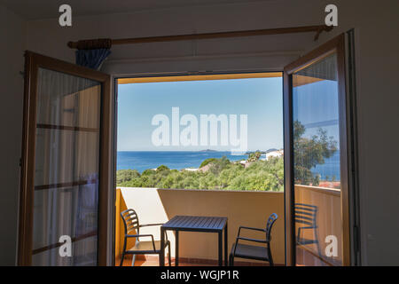 Beau paysage marin depuis balcon Chambre avec fenêtre grande ouverte dans Ajaccio, Corse, France. Donnant sur la côte ouest de l'archipel des Sanguinai Banque D'Images