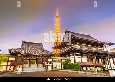 La tour de Tokyo, le Japon et le temple au crépuscule en automne. Banque D'Images