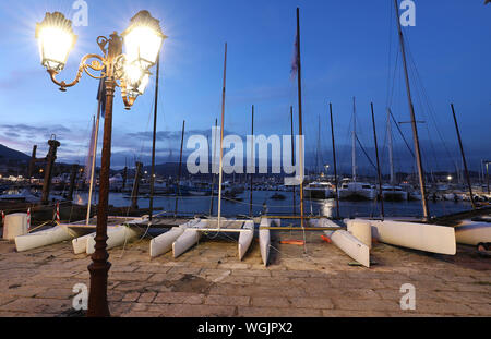 Bateaux catamaran en vieux port d'Ajaccio, la capitale de la Corse, France. La nuit photo Banque D'Images