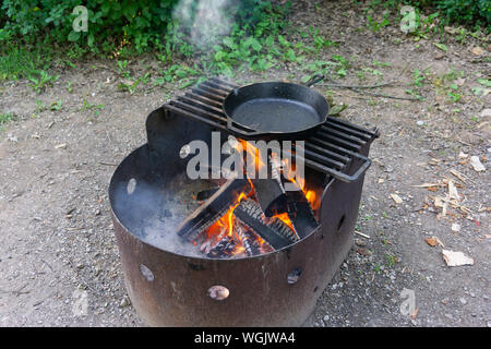 Poêle en fonte à la cuisson au feu de bois Banque D'Images