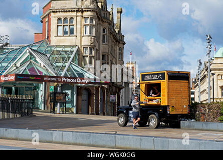 Café mobile dans le centre de Hull, East Yorkshire, England UK Banque D'Images