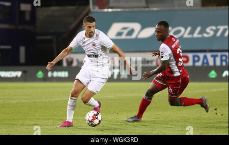 WAREGEM, BELGIQUE - 01 SEPTEMBRE : Kevin Mirallas d'Anvers batailles pour la balle avec Saido Berahino de Zulte au cours de la Jupiler Pro League match day 6 entre Zulte Waregem et le Royal Antwerp FC le 01 septembre 2019 à Waregem, Belgique. (Photo de Vincent : Crédit Photos Pro/Alamy Live News Banque D'Images