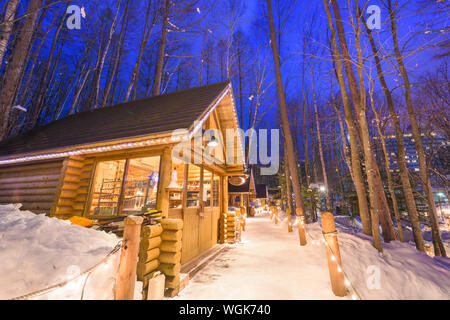 Furano, Hokkaido, Japan winter cabines au crépuscule. Banque D'Images