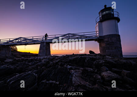 L'aube sur le Marshall Point Lighthouse près de Port Clyde, dans le Maine. Le phare actuel a été construit en 1832 sur une pointe rocheuse de terre près de l'embouchure du port de Port Clyde et a été présenté dans le film Forrest Gump. Banque D'Images