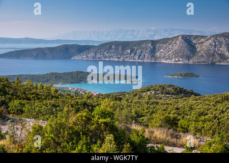 Kneza bay à partir de la colline de l'île de Korcula. Presqu'île de Peljesac, à l'arrière et de la montagne du Velebit à distance. Banque D'Images