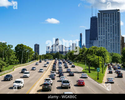 Un fort trafic sur southbound Lake Shore Drive, Chicago, Illinois. Banque D'Images