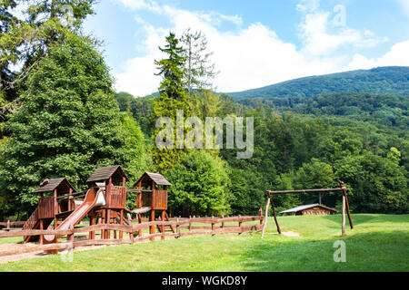 Terrain de jeu en bois sur la Gloriett-tisztas Gloriett, vallée de Szalajka-volgy Szalajka, Hongrie Banque D'Images