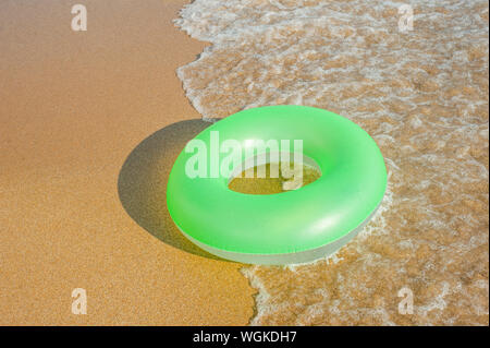 Anneau de caoutchouc vert dans la mer Banque D'Images