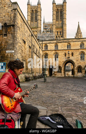 En dehors de l'Échiquier Busker Gate Cathédrale de Lincoln Banque D'Images