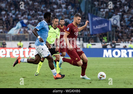 Edin Dzeko de AS Roma en action au cours de la Serie une correspondance entre le Latium et l'AS Roma au stade olympique.(score final : Lazio 1:1 AS Roma) Banque D'Images