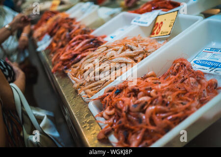 Différentes sortes de crevettes sur un marché local. Noël Nourriture délicieuse. Banque D'Images