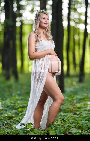Portrait d'une belle jeune femme enceinte outdoor Banque D'Images