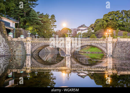 Tokyo, Japon, à l'Imperial Palace moat et bridge at night. Banque D'Images