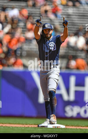 San Francisco, Californie, USA. 06Th Sep 2019. San Diego Padres Joueur Eric Hosmer (30) sur la base d'un double en première manche au cours de la MLB match entre les San Diego Padres et les Giants de San Francisco au parc d'Oracle à San Francisco, Californie. Credit : Cal Sport Media/Alamy Live News Banque D'Images