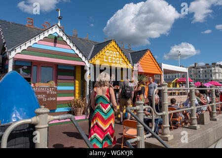 St Leonards-on-Sea, cafés en bord de mer à Goat Ledge, sur la promenade, East Sussex, Royaume-Uni, Hastings Banque D'Images