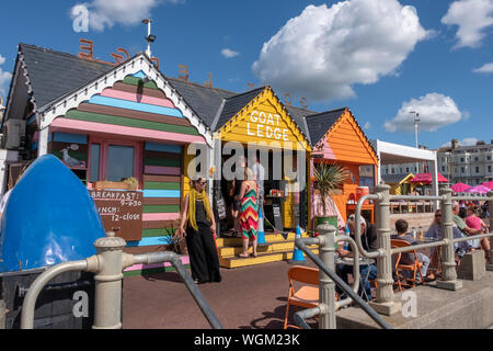 Cafés en bord de mer à Goat Ledge, sur la promenade à St Leonards-on-Sea, East Sussex, Royaume-Uni, Hastings Banque D'Images