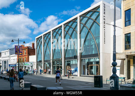 Shoppers sur la rue principale à Cheltenham en face du nouveau magasin John Lewis qui a ouvert ses portes en octobre 2018 Banque D'Images