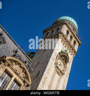 PARIS, FRANCE - 04 AOÛT 2018 : Tour de l'horloge sur le bâtiment de l'Université de la Sorbonne Nouvelle Banque D'Images