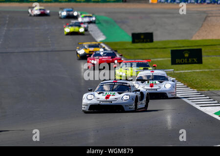 TOWCESTER, Royaume-Uni. 06Th Sep 2019. PORSCHE GT TEAM (DEU) - Porsche 911 RSR - 19 : Michael Christensen (DNK) / Kevin Estre (FRA) mène devant SundayÕs au cours de course de la FIA World Endurance Championship avec 4 heures au circuit de Silverstone Silverstone le Dimanche, Septembre 01, 2019 en Angleterre, de TOWCESTER. Credit : Taka G Wu/Alamy Live News Banque D'Images