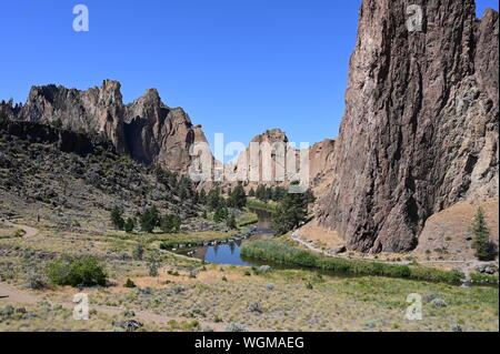 Smith Rock State Park et de la rivière Crooked près de la ville de Terrebonne, Oregon sur journée d'été sans nuages. Banque D'Images