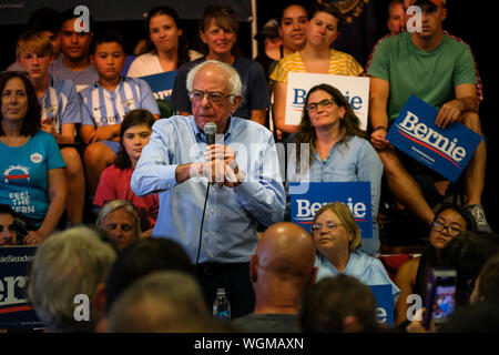 Le candidat démocrate, Bernie Sanders examine les coûts des soins de santé à une glace en social Raymond, New Hampshire hébergé par Ben Cohen et Jerry Greenfield, les fondateurs de Ben et Jerry's Ice Cream. Banque D'Images