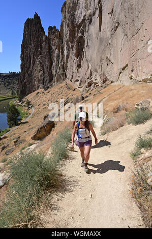 Jeune couple misère ascend Ridge Trail à Smith Rock State Park, Oregon sur une journée d'été sans nuages. Banque D'Images