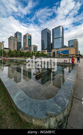 Tianfu Square, le symbole de Chengdu, est situé dans le centre-ville. Étant la plus grande place dans le sud-ouest de la Chine. Banque D'Images