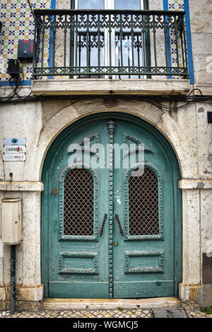 Lisbonne, Portugal - 26 juillet 2019 : portes colorées et d'un balcon dans le quartier historique de Belém Banque D'Images