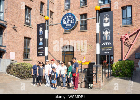 Groupe touristique à 'l'entrée des Beatles Story, Britannia Vaults, Albert Dock, Liverpool, Merseyside, England, United Kingdom Banque D'Images