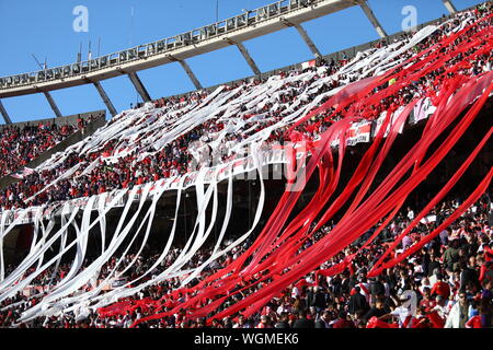 Buenos Aires, Argentine - 01 septembre 2019 : River Plate fans dans le début du match dans le stade Monumental de Buenos Aires, Argentine Banque D'Images