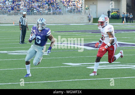 31 août 2019 : Kansas State Wildcats d'utiliser de nouveau Jordan Brown (6) têtes à la fin de la zone au cours de la NCAA Football Match entre les colonels Nicholls State University et le Kansas State Wildcats à Bill Snyder Family Stadium à Manhattan, Kansas. Kendall Shaw/CSM Banque D'Images