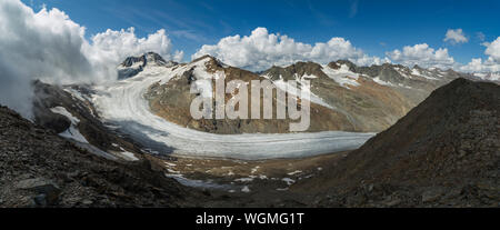 Vue du haut de la montagne glacier Senales partiellement couvert de nuages Banque D'Images