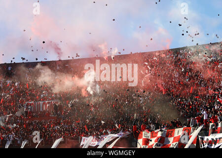 Buenos Aires, Argentine - 01 septembre 2019 : River Plate fans dans le début du match dans le stade Monumental de Buenos Aires, Argentine Banque D'Images