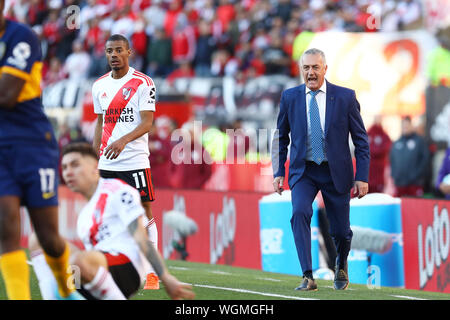 Buenos Aires, Argentine - 01 septembre 2019 : Gustavo Alfaro crier à ses joueurs dans le stade Monumental de Buenos Aires, Argentine Banque D'Images