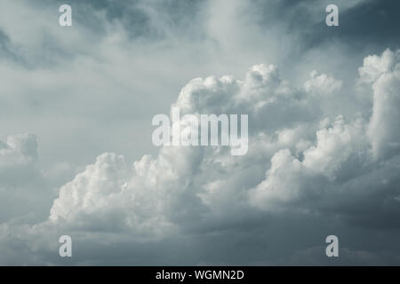 Vue aérienne sur un grand nuage blanc moelleux Banque D'Images