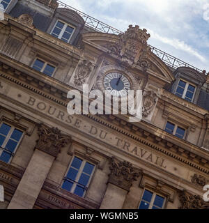 PARIS, FRANCE - 04 AOÛT 2018 : Bourse du travail, rue du Château-d'eau avec son horloge de style Renaissance classique Banque D'Images