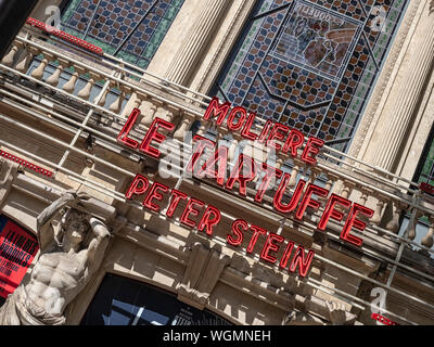 PARIS, FRANCE - 04 AOÛT 2018 : panneau au-dessus du Théâtre de la porte Saint-Martin pendant une course du Tartuffe par Molière Banque D'Images